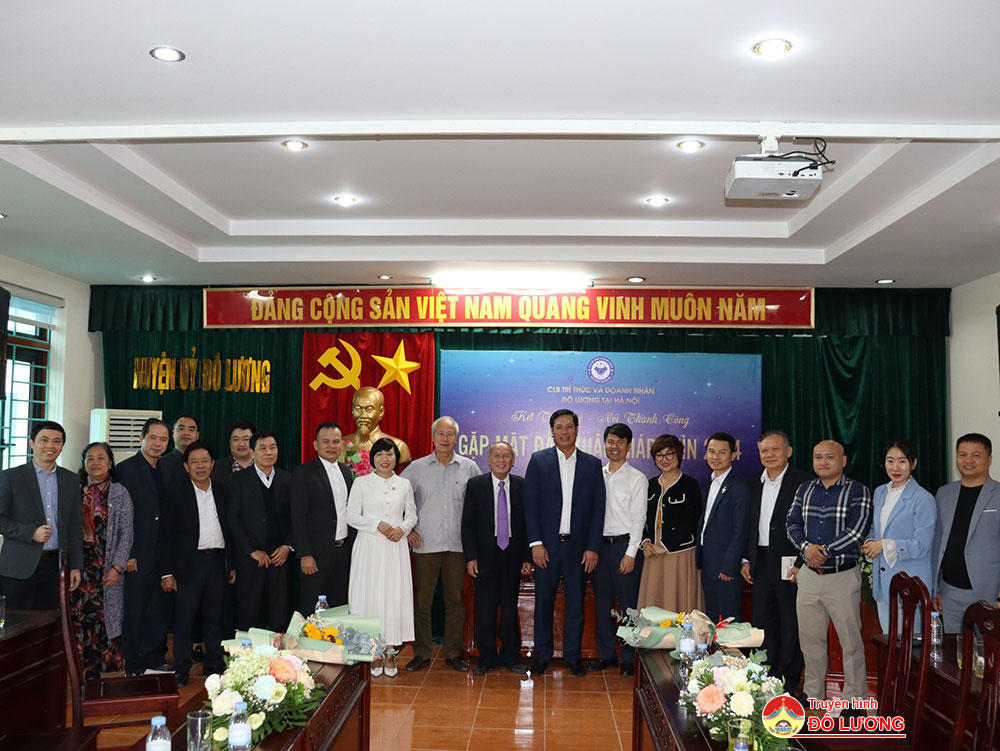 CLB Trí thức và Doanh nhân Đô Lương chụp ảnh lưu niệm với lãnh đạo huyện