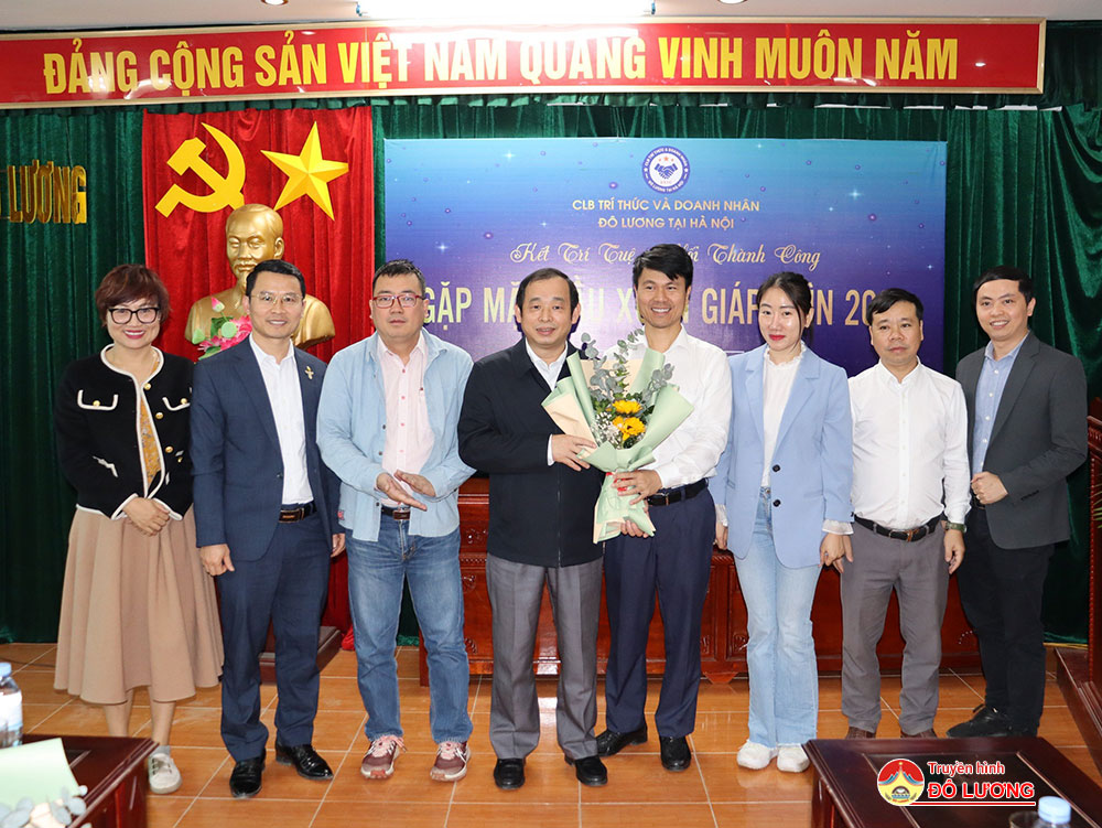 Ban Chủ nhiệm CLB tặng hoa cho lãnh đạo huyện Đô Lương